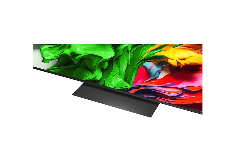 Splashes of paint burst from the floor up in red, orange, yellow, green, blue, and purple. Short text describes how LG’s color gamut technology replaces Quantum Dot to provide enhanced color reproduction rate. 