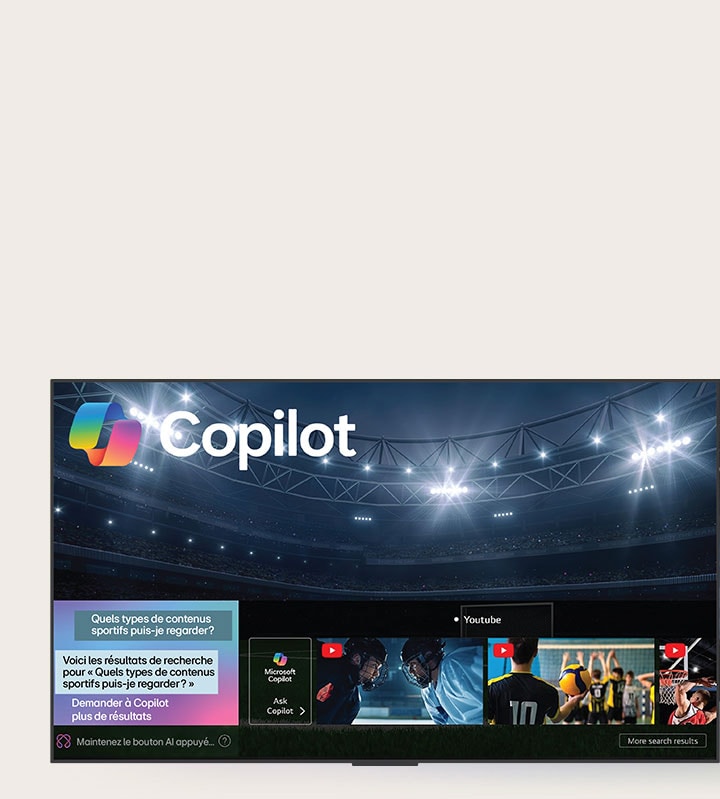 Gros plan d’une LG QNED TV montrant le fonctionnement de la recherche par IA, AI Search. Une petite fenêtre de chat est ouverte, montrant comment l’utilisateur a demandé les jeux de sport disponibles. La recherche par IA a répondu par chat et en montrant des vignettes des contenus disponibles. On voit aussi une invite à faire une demande à Microsoft Copilot. 