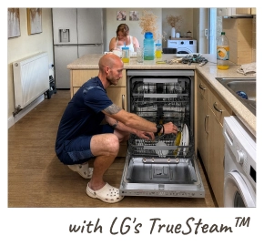 Un homme est agenouillé sur le sol et charge la vaisselle dans un lave-vaisselle LG ouvert. [with LG's TrueSteam™]