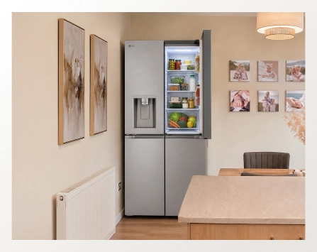 Un réfrigérateur LG ouvert, vu en plan large, dans une salle à manger moderne. [Ping, All Good!]