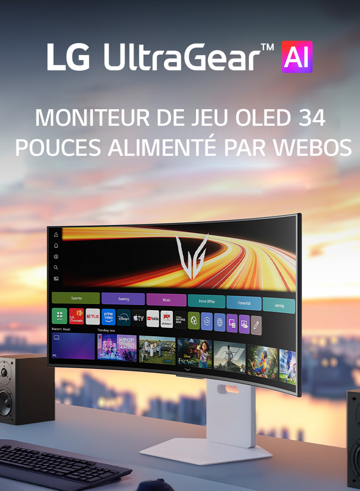 Moniteur de jeu OLED UltraGear™ GX9s affichant l’interface webOS sur un écran incurvé, installé sur un bureau avec des haut-parleurs stéréo.	