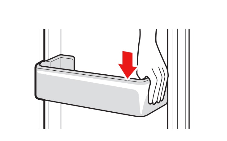 Maintenir les bords du panier de porte, pousser délicatement un bord pour l’assembler puis, de la même manière, assembler l’autre bord