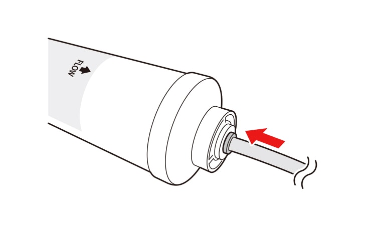Poussez fermement le tube à eau connecté à partir de l’appareil jusqu’à l’extrémité dont la flèche pointe vers l’extérieur Enfoncez complètement le tube, environ 10 à 12 mm