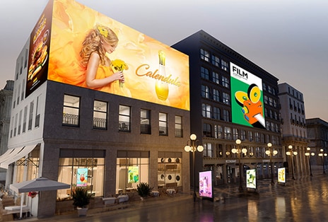 Cette image représente divers produits d’affichage installés en extérieur, chacun diffusant un contenu différent.	