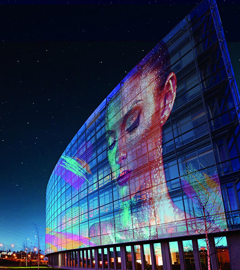 Image représentant une installation d’un Film LED Transparent LG, série de la gamme LG LED Special, sur les vitres d’un bâtiment.