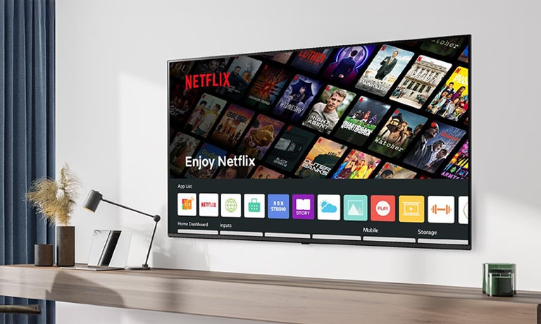 Les contenus de l’hôtel tels que l’application Netflix s’affichent sur le téléviseur à l’intérieur de la chambre d’hôtel.