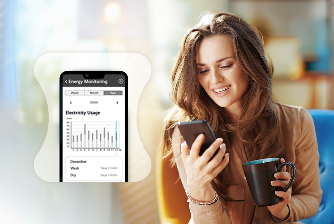 Une femme regarde son smartphone. À gauche, l’application LG ThinQ affiche un écran de suivi de la consommation d’énergie.