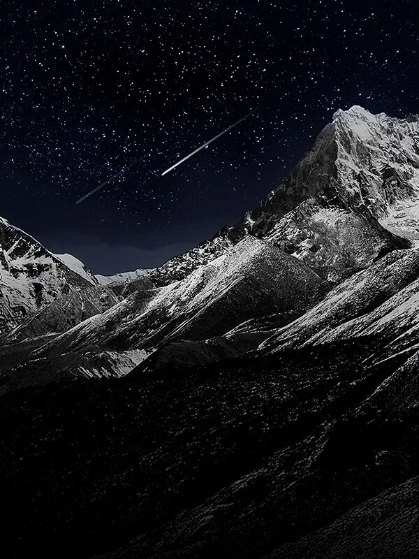 Écran LG OLED montrant un paysage de montagne sombre illustre Perfect Black.