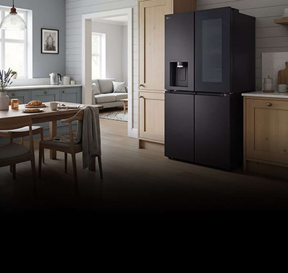 Un réfrigérateur multi-portes noir avec panneau vitré et distributeur d’eau intégré