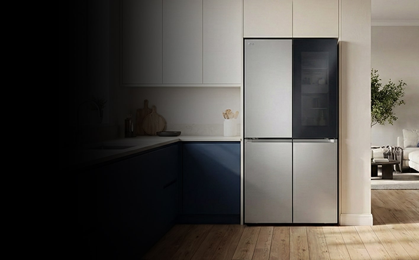 Intérieur de cuisine moderne avec un réfrigérateur-congélateur noir.