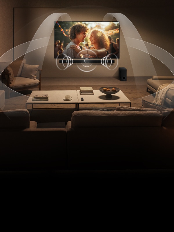 Écran LG TV avec couple, ondes sonores et icônes de haut-parleurs, illustrant le son surround immersif Dolby Atmos.
