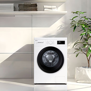 Lave-linge LG F94N15WHS blanc installé dans une buanderie moderne et lumineuse avec du carrelage blanc.