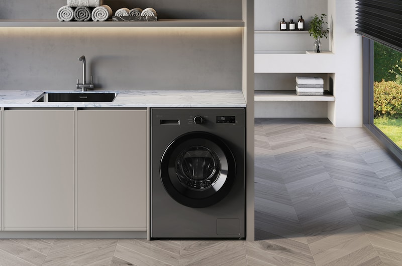 Lave-linge séchant LG F94B15MBS blanc installé sous un plan de travail moderne, doté d'un hublot noir élégant.