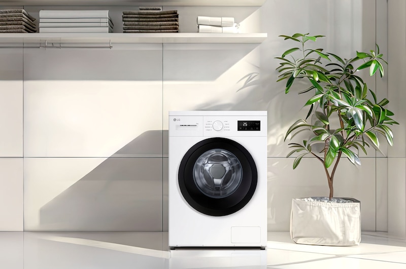Lave-linge LG F84N15WHS blanc installé dans une buanderie moderne et lumineuse avec du carrelage blanc.