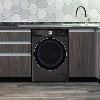 Le lave-linge LG F34R92BSTA de 13 kg en Platinum Black, soigneusement installé sous un comptoir dans une cuisine moderne.