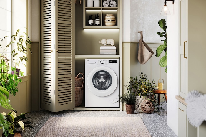 Lave-linge 9/6 kg LG F964R33WR blanc installé dans une buanderie confortable avec des placards à persiennes.