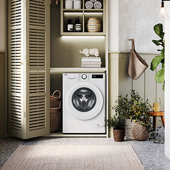 Lave-linge 9/5 kg LG F952SR50WRS blanc installé dans une buanderie confortable avec des placards à persiennes.