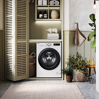 Lave-linge 11/6 kg LG F164R51WRS blanc installé dans une buanderie confortable avec des placards à persiennes.