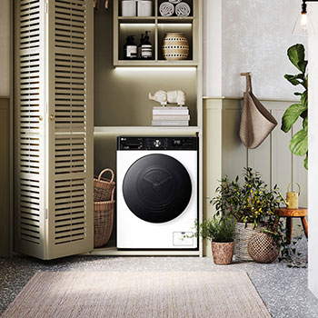 Sèche-linge 9 kg LG RH9V76WH blanc installé dans une buanderie moderne avec des rangements élégants.