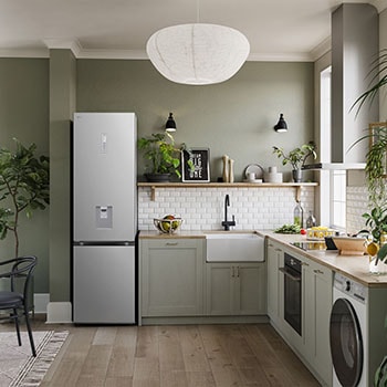 Réfrigérateur-congélateur LG GBF7272DPY Silver, intégré dans une cuisine moderne aux tons verts, mettant en valeur son design 203 cm de haut.