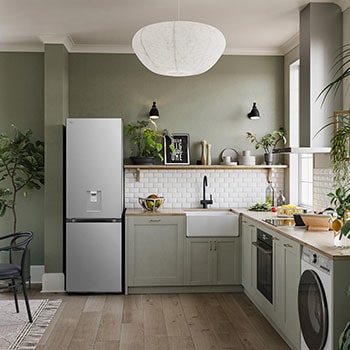 Réfrigérateur-congélateur LG GBF3102DPY Silver, intégré dans une cuisine moderne et naturelle, met en valeur son design élégant à porte plate.
