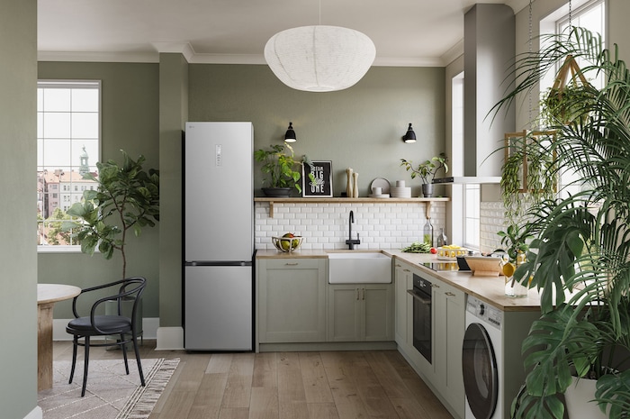 Réfrigérateur-congélateur LG GBV5250EPY Silver, intégré dans une cuisine moderne aux tons verts, mettant en valeur son design 203 cm de haut.