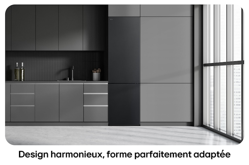 Réfrigérateur-congélateur LG GBV22NCCEP noir, illustre le Design Flat Door de 203 cm et l'intégration parfaite dans la cuisine moderne et sombre.