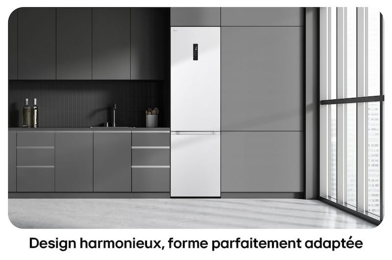 Réfrigérateur-congélateur LG GBV5250DSW Blanc illustrant un **design harmonieux** et une intégration parfaite dans la cuisine moderne grise.