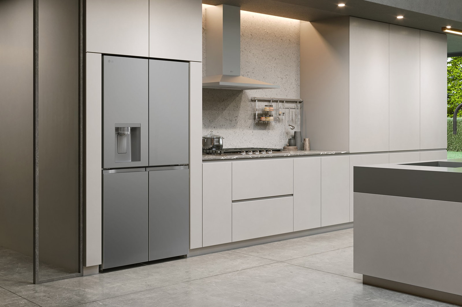 Réfrigérateur Multi-Portes LG GMF960PY2E au fini argenté, parfaitement intégré dans une cuisine moderne et minimaliste avec des armoires beige clair.