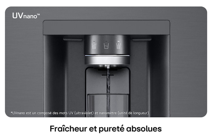 Gros plan du distributeur d'eau du Réfrigérateur Multi-Portes LG GMK960EV2E en acier noir mat, illustrant la technologie UVnano™ qui utilise la lumière UV pour nettoyer l'embout.