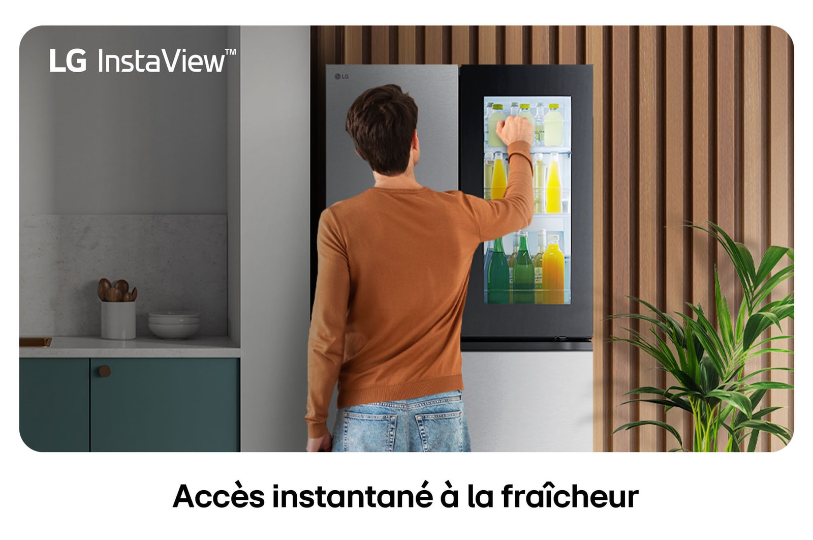 Réfrigérateur Multi-Portes LG GMG960MBJE au fini acier inoxydable, présentant la technologie InstaView™ Door-in-Door® où une personne prend une boisson sans ouvrir le compartiment principal.