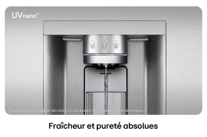 Gros plan du distributeur d'eau du Réfrigérateur Multi-Portes LG GMG960MBJE au fini acier inoxydable, illustrant la technologie UVnano™ qui utilise la lumière UV pour nettoyer l'embout.