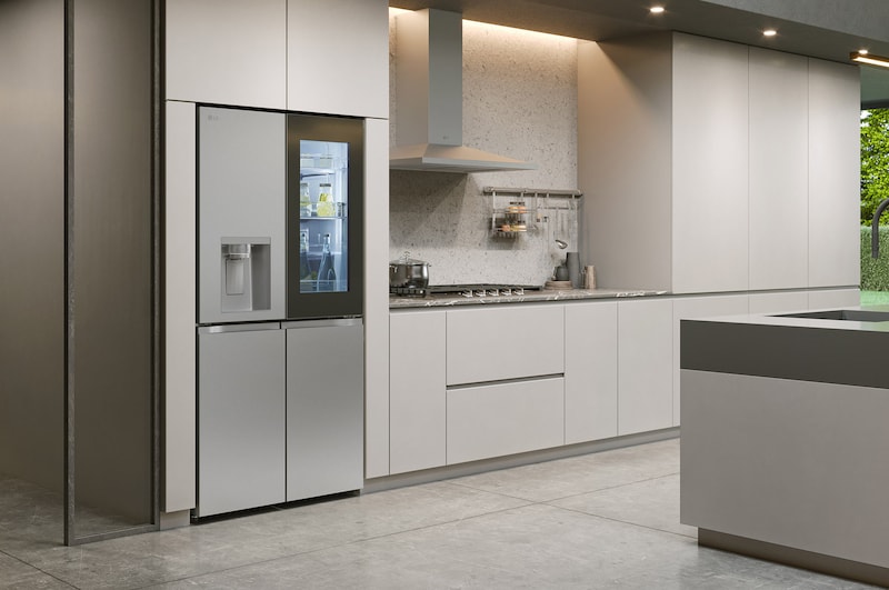 Réfrigérateur Multi-Portes LG GMG960MBJE au fini acier inoxydable, parfaitement intégré dans une cuisine moderne et minimaliste avec des armoires gris clair.