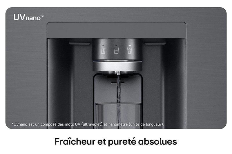 Gros plan du distributeur d'eau du Réfrigérateur Multi-Portes LG GML960EVBE en acier noir mat, illustrant la technologie UVnano™ qui utilise la lumière UV pour nettoyer l'embout.