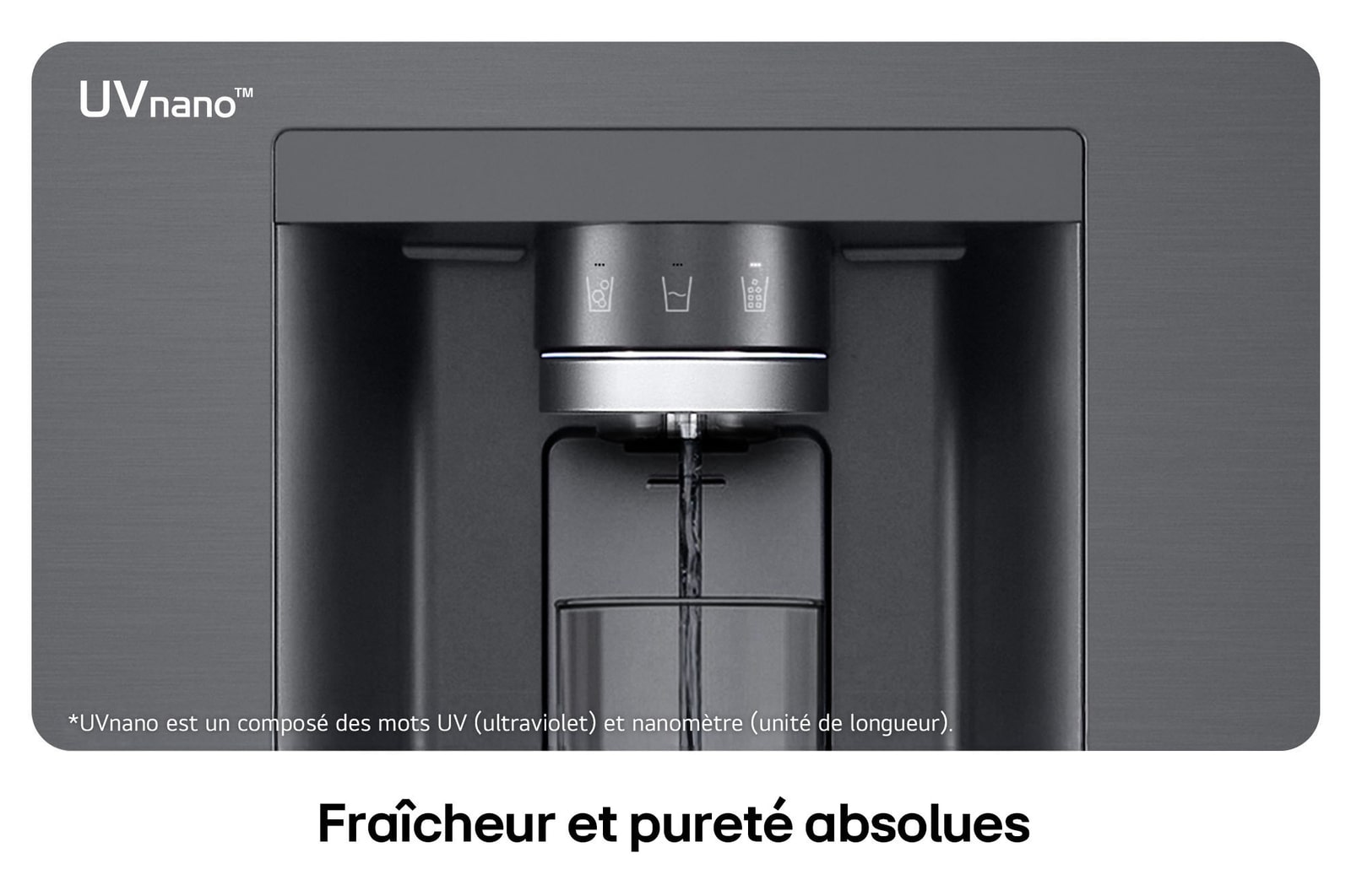 Gros plan du distributeur d'eau du Réfrigérateur Multi-Portes LG GMG960EVEE en acier noir mat, illustrant la technologie UVnano™ qui utilise la lumière UV pour nettoyer l'embout.