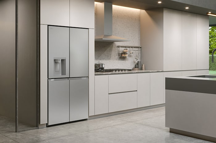 Réfrigérateur Multi-Portes LG GML960MBBE au fini acier inoxydable, parfaitement intégré dans une cuisine moderne et minimaliste avec des armoires gris clair.