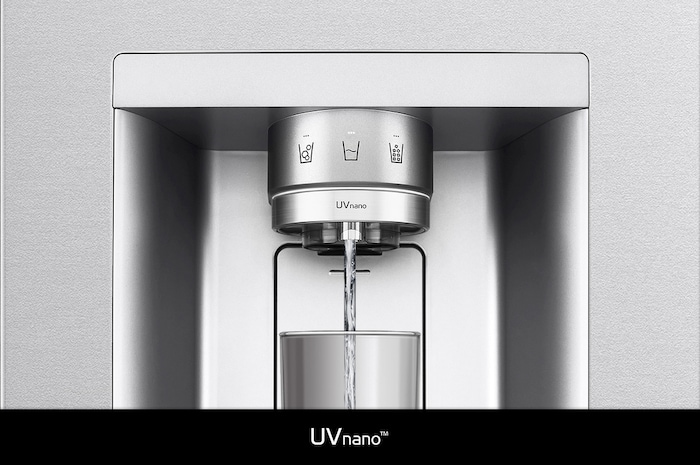Réfrigérateur Américain LG GSXE90MBAD illustrant la technologie **UVnano™** : gros plan de la buse du distributeur d'eau éclairée, nettoyée automatiquement pour réduire les bactéries.
