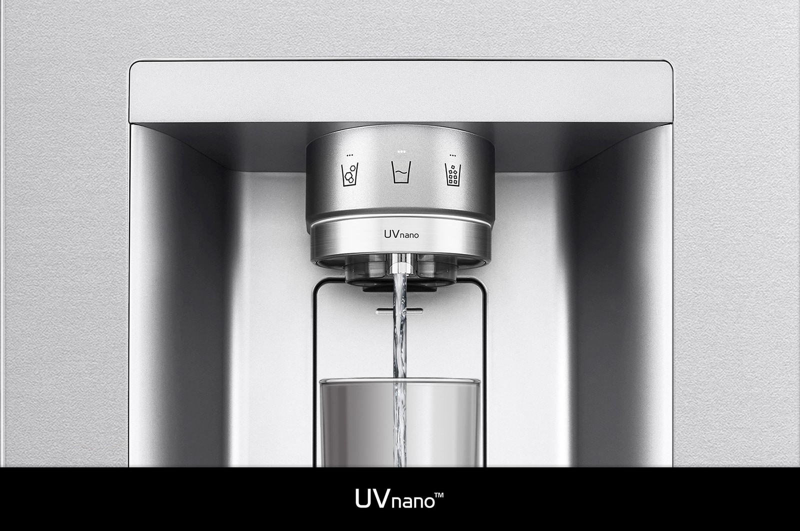 Réfrigérateur Américain LG GSXE90MBAD illustrant la technologie **UVnano™** : gros plan de la buse du distributeur d'eau éclairée, nettoyée automatiquement pour réduire les bactéries.