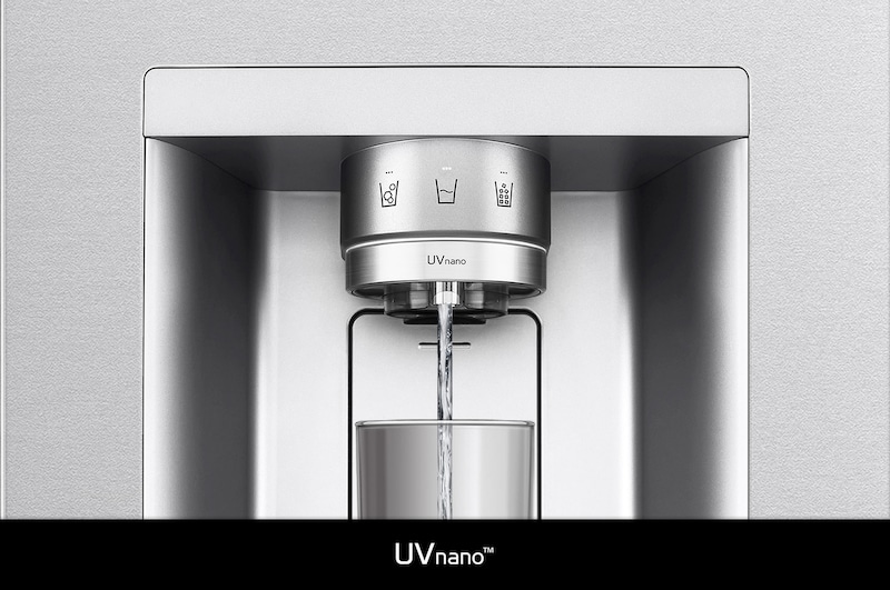 Réfrigérateur Américain LG GSXE90MBAD illustrant la technologie **UVnano™** : gros plan de la buse du distributeur d'eau éclairée, nettoyée automatiquement pour réduire les bactéries.