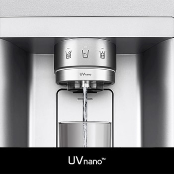 Réfrigérateur Américain LG GSXE90MBAD illustrant la technologie **UVnano™** : gros plan de la buse du distributeur d'eau éclairée, nettoyée automatiquement pour réduire les bactéries.