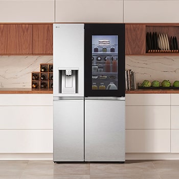 Réfrigérateur Américain InstaView LG GSXE90MBAD **Metal Sorbet** avec distributeur d'eau et de glace, intégré élégamment dans une cuisine moderne aux armoires blanches et en bois.