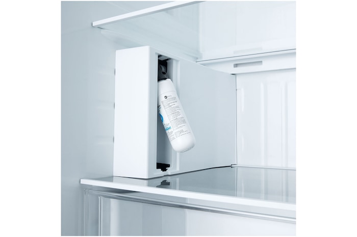 Réfrigérateur Américain LG GSJC40PYPE : Gros plan du **filtre à eau interne** logé dans un compartiment blanc facilement accessible à l'intérieur du réfrigérateur.