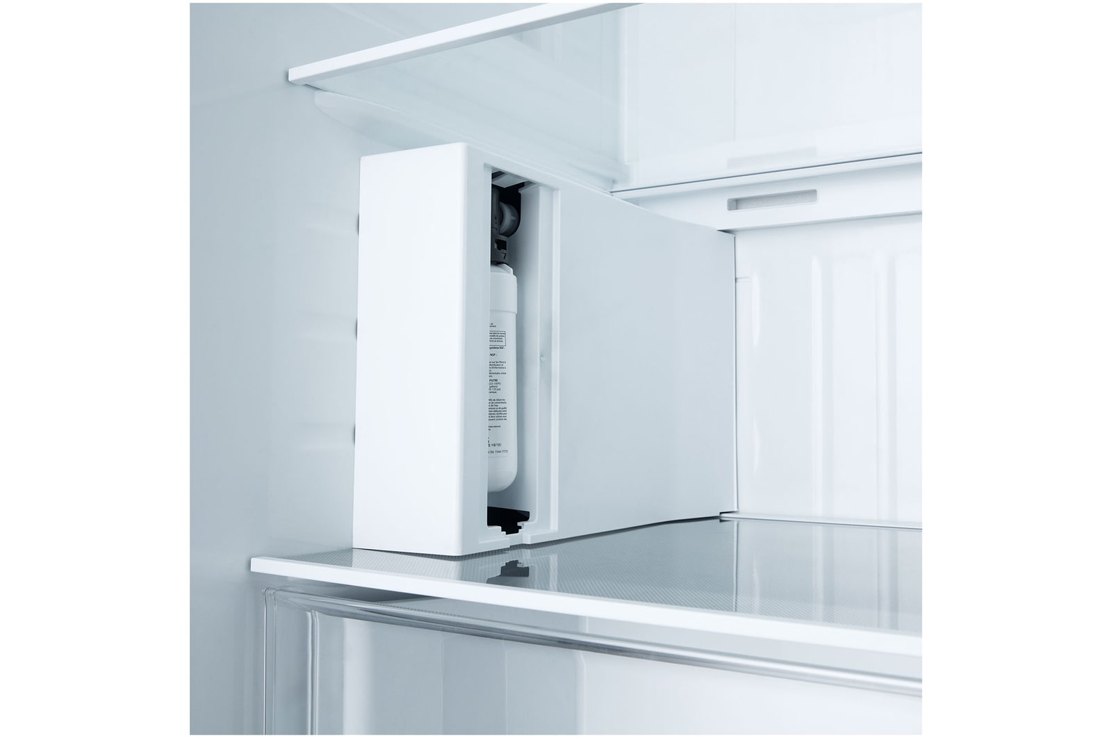Réfrigérateur Américain LG GSJC40PYPE : Gros plan du **filtre à eau interne** logé dans un compartiment blanc facilement accessible à l'intérieur du réfrigérateur.