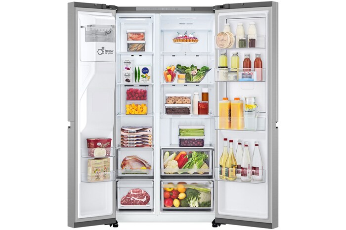 Réfrigérateur Américain LG GSJC40PYPE : Portes grandes ouvertes, révélant l'intérieur bien organisé avec de l'espace pour les bouteilles, la viande, les légumes et les produits surgelés.