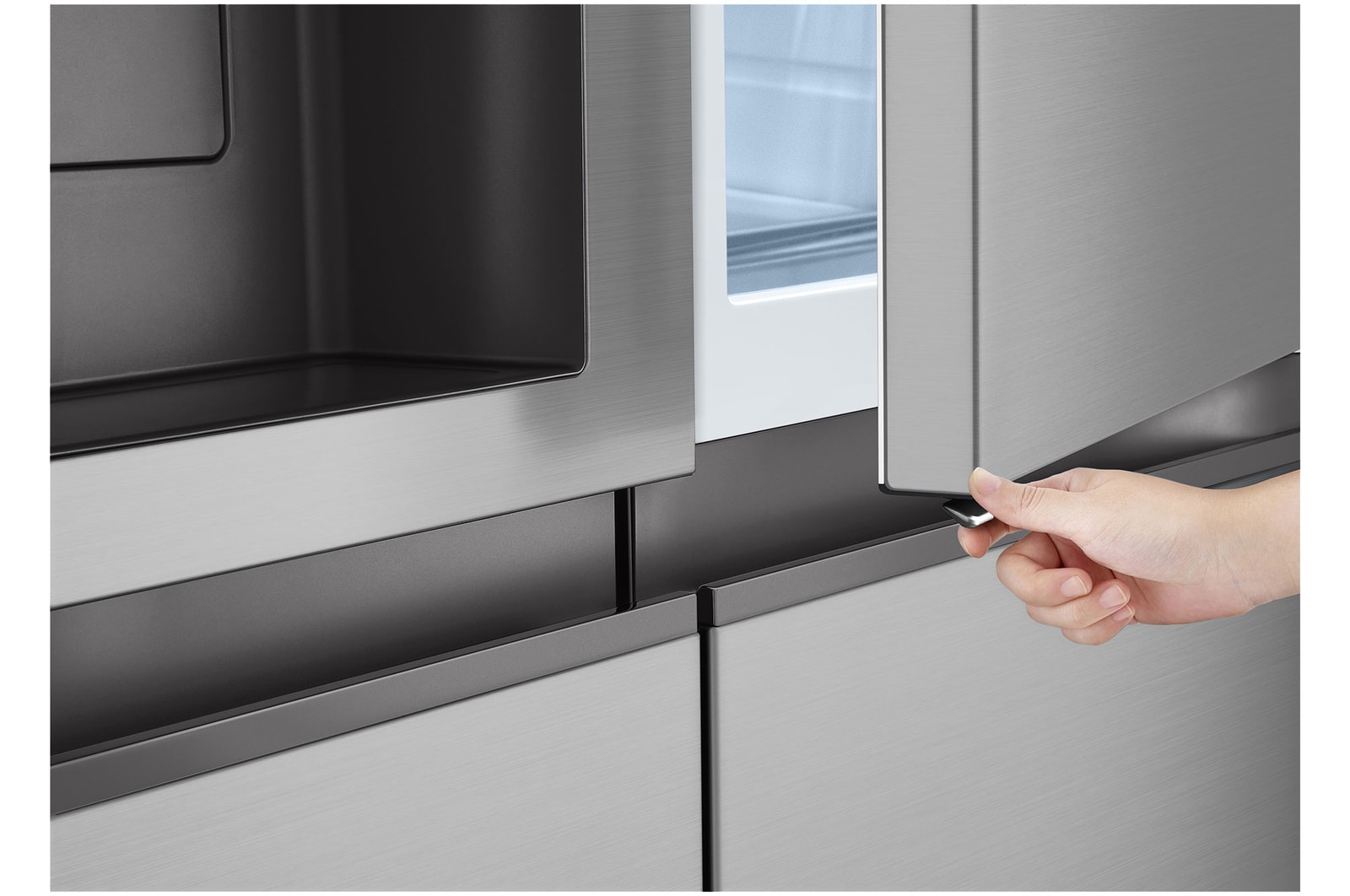 Réfrigérateur Américain LG GSJC40PYPE : Gros plan du **bouton d'ouverture de porte dissimulé** (Hidden Button) sur la porte inférieure, assurant un design extérieur minimaliste.