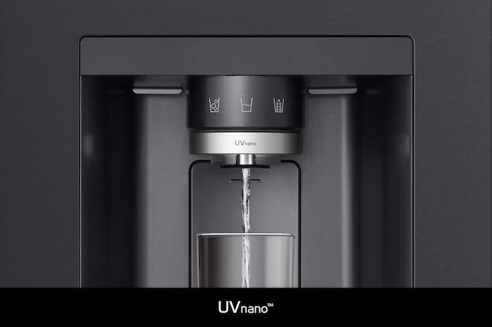 Réfrigérateur Américain LG GSLE90EVAC illustrant la technologie **UVnano™** : gros plan de la buse du distributeur d'eau éclairée, nettoyée automatiquement pour réduire les bactéries.