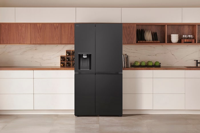 Réfrigérateur Américain LG GSLE90EVAC Noir Mat avec distributeur d'eau et de glace, intégré élégamment dans une cuisine moderne aux armoires blanches et en bois.