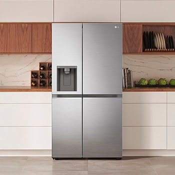 Réfrigérateur Américain LG GSLV81PZLE Argent Premium avec distributeur d'eau et de glace, intégré élégamment dans une cuisine moderne aux armoires blanches et en bois.