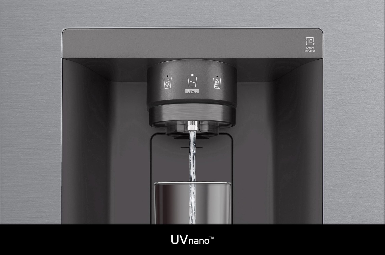 Réfrigérateur Américain LG GSJV51DSXE illustrant la technologie **UVnano™** : gros plan de la buse du distributeur d'eau éclairée, nettoyée automatiquement pour réduire les bactéries.