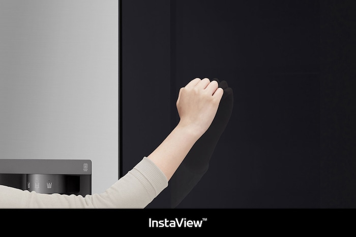 Réfrigérateur Américain InstaView LG GSGV80PYLD Argent Premium: une main frappe sur le panneau de verre InstaView pour illuminer l'intérieur sans ouvrir la porte.